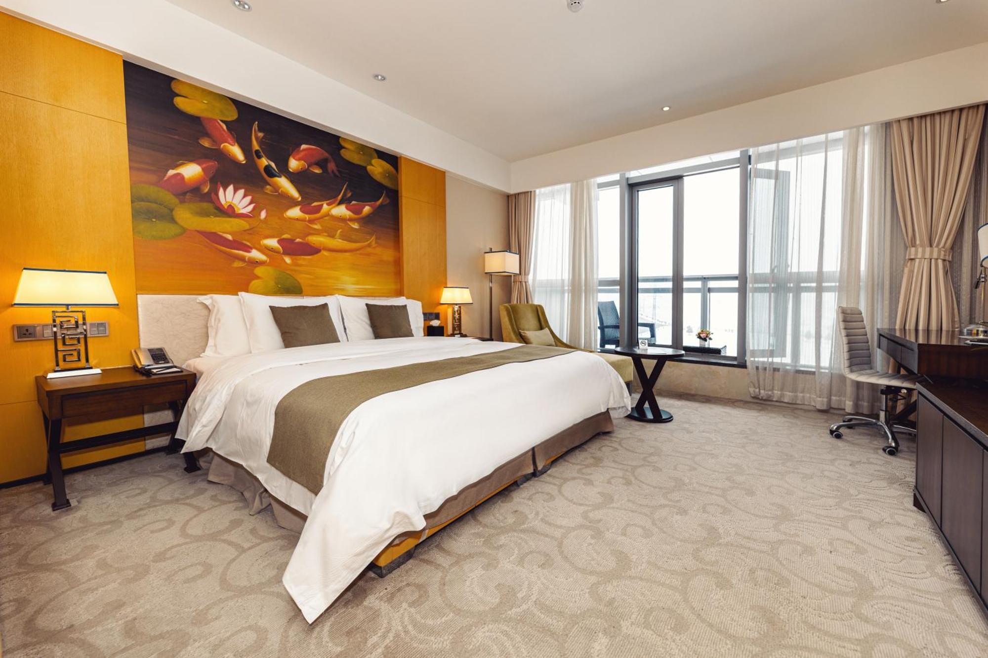 Zimmer mit Kingsize-Bett und Balkon