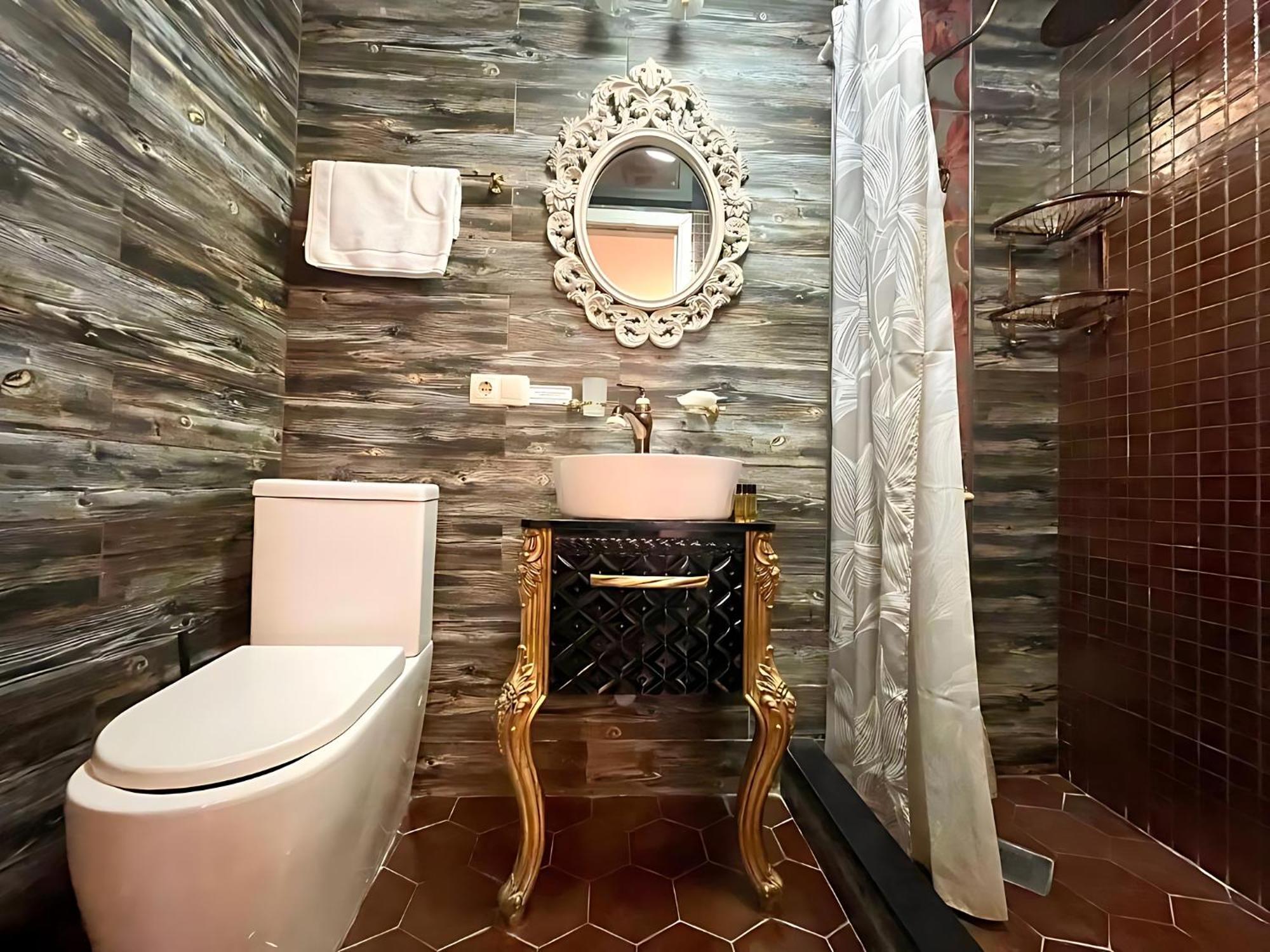 Habitación con cama extragrande y balcón