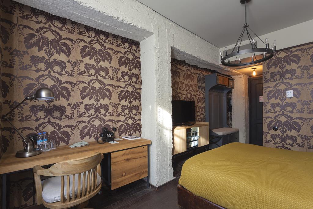 Urban Kamer met Queensize Bed - Aan de straat