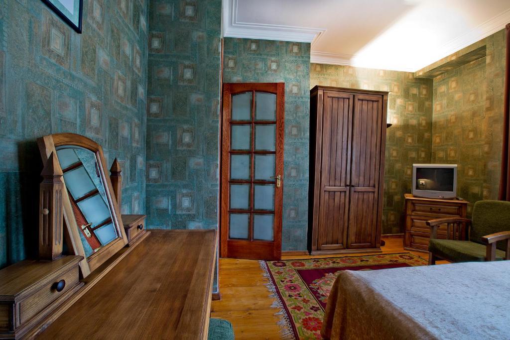 Suite con cama grande y balcón