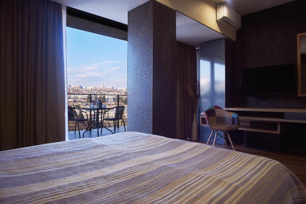 Habitación con cama grande y vistas al jardín